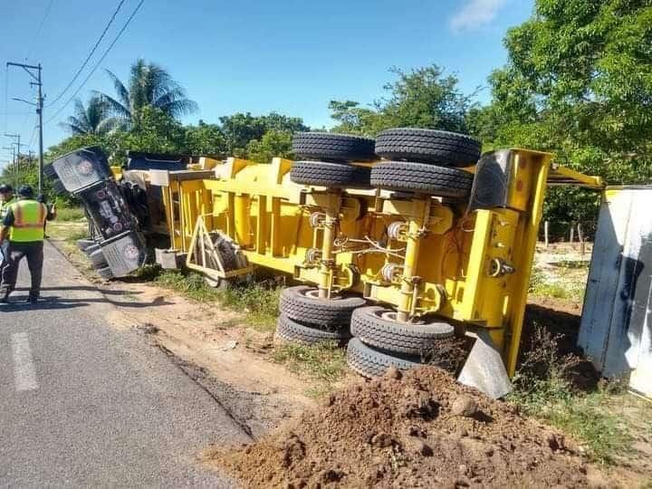 Vuelca góndola en la vía Comalcalco-Cunduacán