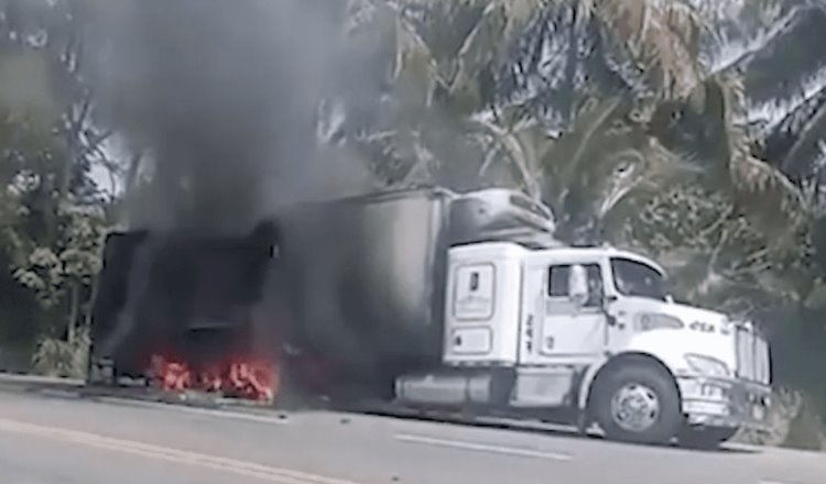 Se incendia tráiler cargado de plátano en la Villahermosa-Frontera