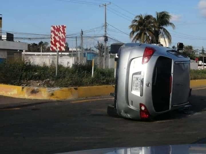 Vuelca camioneta en retorno de Villa Puerto Ceiba