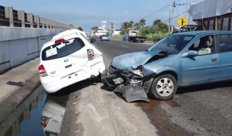 Derrame de aceite provoca choque de 12 autos en la Villahermosa-Cárdenas