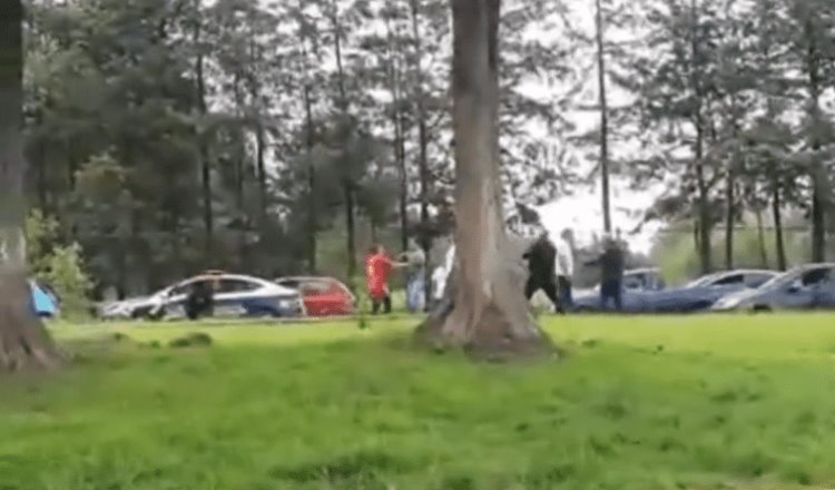 [VIDEO]  Captan pelea entre policías y civiles en parque de Toluca, Edomex