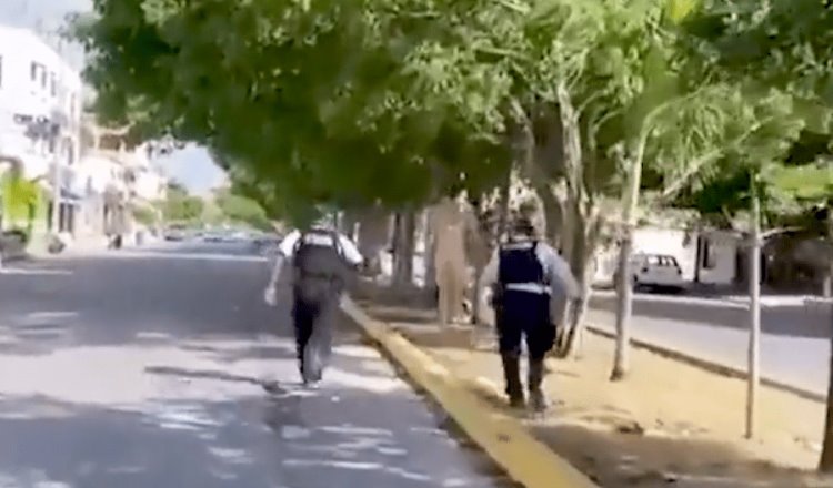 Detienen a hombre que caminaba desnudo por calles de Playa del Carmen