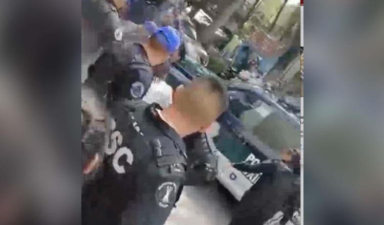 [VIDEO]  Policías de CDMX detienen y arrastran a franelero mientras convulsiona