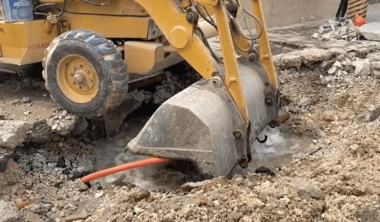 Maquinaria rompe línea de agua potable durante trabajos en el malecón