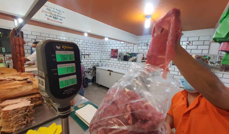 Baja precio del pollo, gallina y res en el Pino Suárez