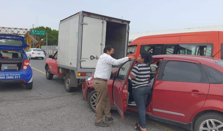 Camioneta de carga y auto particular chocan en la Villahermosa-Frontera