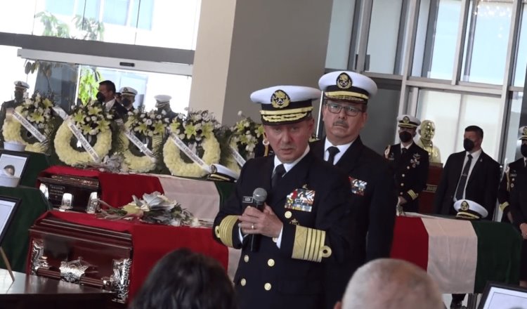 Rinden homenaje a marinos caídos en desplome de helicóptero en Sinaloa