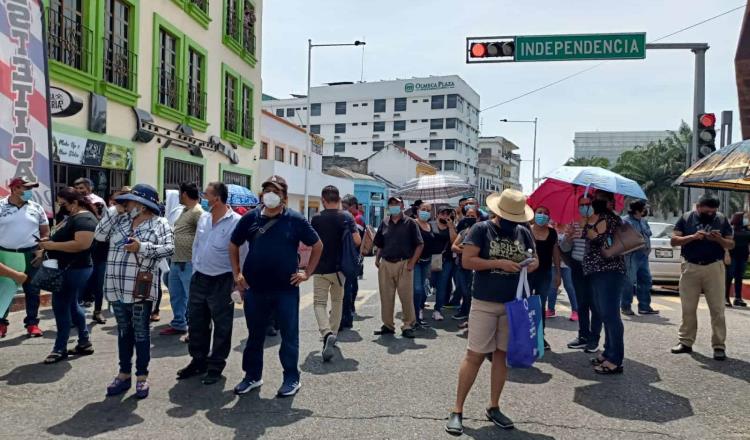 Docentes bloquean en 27 de Febrero; reclaman pago retroactivo