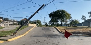 Termina angustia para habitantes de Gaviotas; CFE retira poste a punto de colapsar