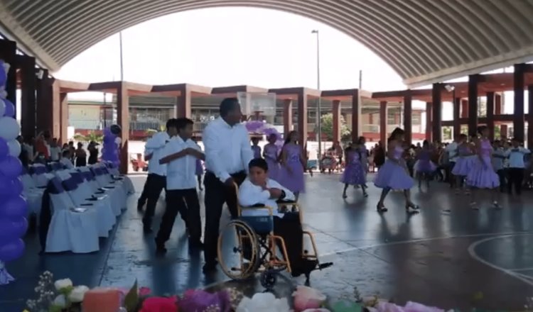 Papá aprende coreografía para bailar con su hijo discapacitado el vals de graduación en Centro