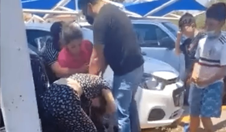 [VIDEO] ¿La defiendes perro?, mujer encuentra a su esposo con su novia y pelean en calles de Tamaulipas