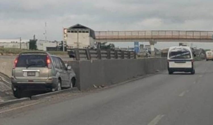 Cae camioneta en cuneta de la Villahermosa-Cárdenas; se impacta contra muro de concreto