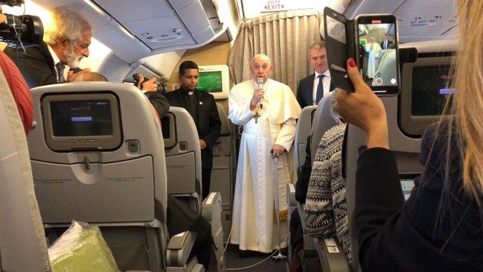 Francisco pide no esconder a los religiosos mayores; reza el Ángelus durante vuelo a Canadá