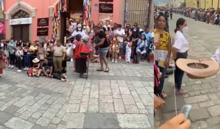 [VIDEO] Ciudadanos improvisan colecta en apoyo a abuelitas, previo a desfile de la Guelaguetza