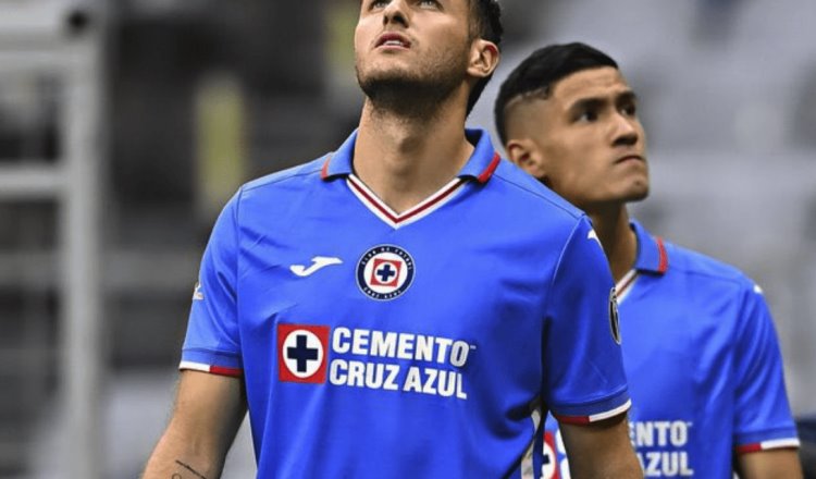 Santiago Giménez pide salir de Cruz Azul al Feyenoord