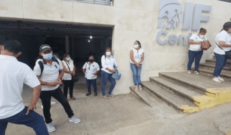 Por presunto acoso laboral trabajadores del DIF Centro se manifiestan de brazos caídos