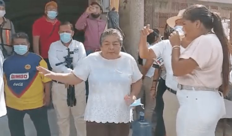 Protestan en Villa Jalupa por colapso de drenaje en calle recién rehabilitada