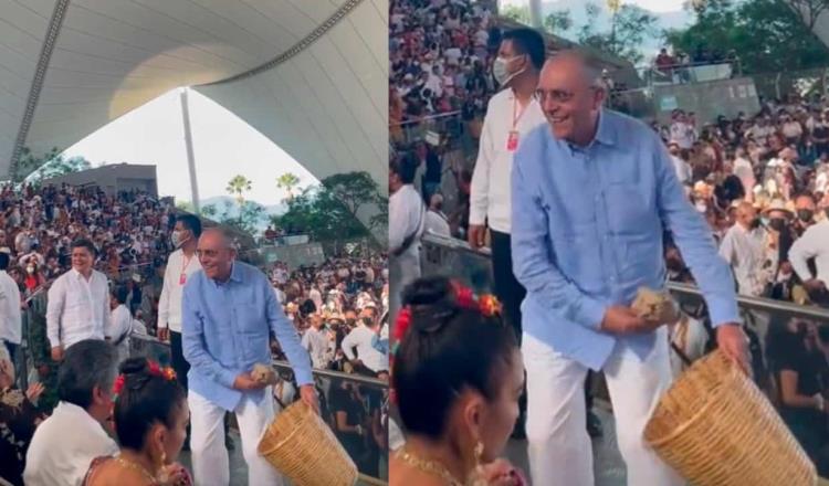 Captan a Salvador Cienfuegos regalando tlayudas y tostadas durante los festejos de la Guelaguetza