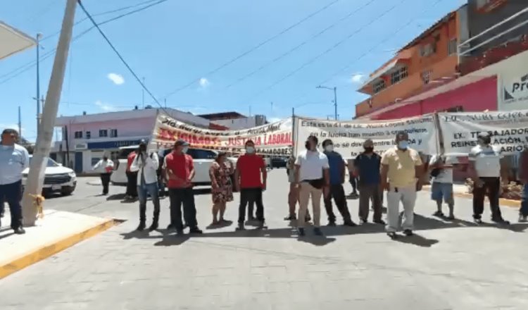 Extrabajadores del Ayuntamiento de Jalpa de Méndez demandan pago de laudos durante evento del Gobernador