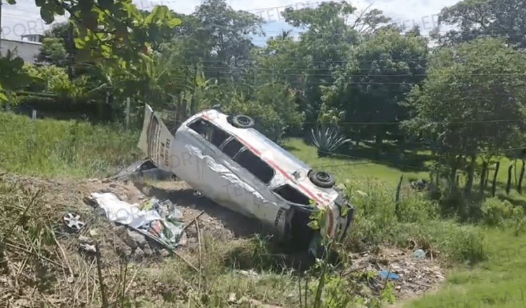 Un muerto y 7 heridos deja volcadura de combi en la Frontera-Villahermosa