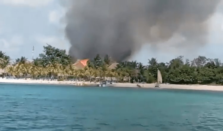 Se incendia palapa de hotel en Cozumel, QR
