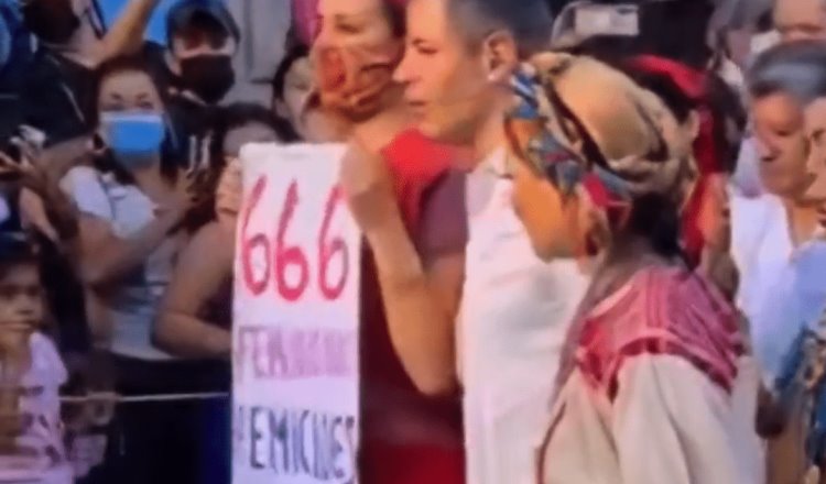 Mujer engaña a Murat para tomarse selfie con cartel que evidencia violencia feminicida en Oaxaca