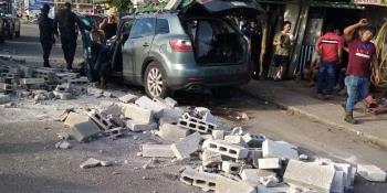 Chocan camioneta contra camión de carga en la Villahermosa-Frontera y blocks caen sobre el auto