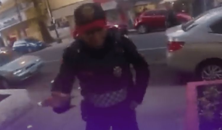 [VIDEO] Policía pide ‘aventón’ a motociclista para atender un asalto en la CDMX