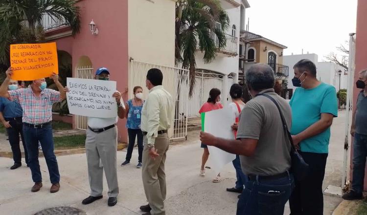 Protestan vecinos del Fraccionamiento Plaza Villahermosa; exigen reparación de drenaje
