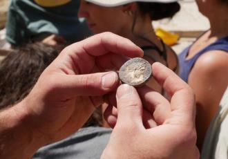 Descubren tesoro sacro con miles de monedas romanas en Italia