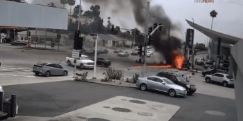 |VIDEO|Aparatoso accidente deja 5 personas muertas y 9 heridas en Los Ángeles