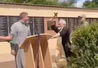 VIDEO |  En pleno funeral, sacerdote ruso ataca a cura ucraniano