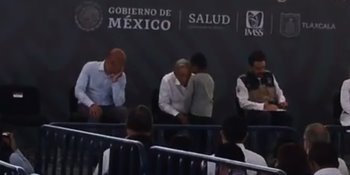 Niño se "cuela" a evento de AMLO en Tlaxcala y pide por la liberación de su padre