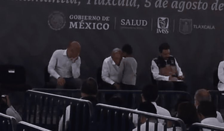 Niño se “cuela” a evento de AMLO en Tlaxcala y pide por la liberación de su padre