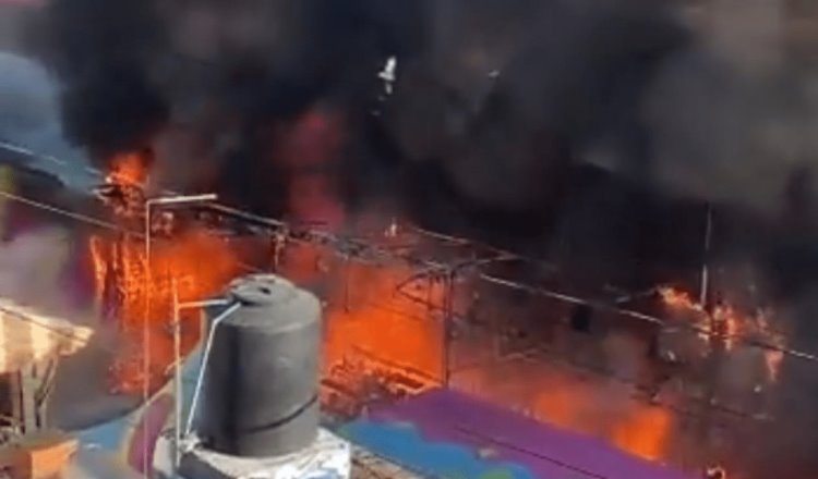 Se incendia ‘Feria de los Angelitos’ en Tulancingo; fuego consume puestos