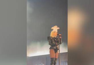 [VIDEO] Llega el Dr. Simi a concierto de Lady Gaga; la golpean en la cara con peluche