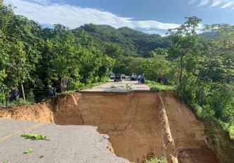 Tras lluvias, se parte en dos carretera en Guerrero