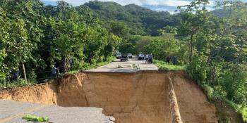 Tras lluvias, se parte en dos carretera en Guerrero