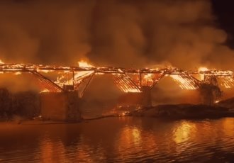 Se incendia y colapsa puente de madera de más de 900 años en China