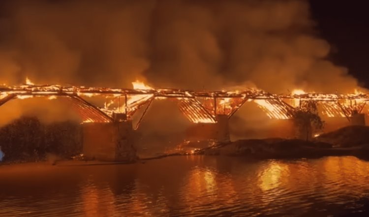 Se incendia y colapsa puente de madera de más de 900 años en China
