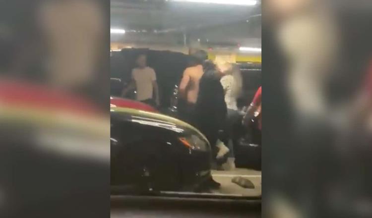 [VIDEO] Mujer dispara en estacionamiento de plaza comercial Town Square en Edomex