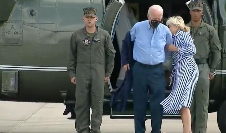 Captan en video a Biden luchando para ponerse su saco, segundos después se le caen sus gafas