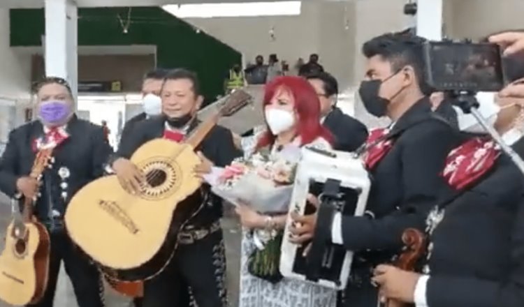 Con mariachi y “Las Mañanitas” reciben a Layda en aeropuerto de Campeche