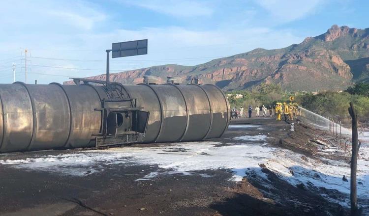 En Sonora vuelca tractocamión cargado de combustible y explota