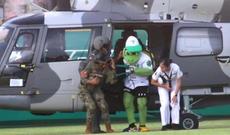 Uso de helicóptero en juego de Olmecas fue por solicitud y los acerca a la sociedad, aclara la Marina 