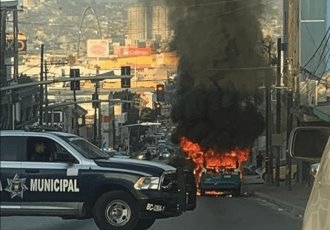 Sujetos armados incendian unidades del transporte público en municipios de BC