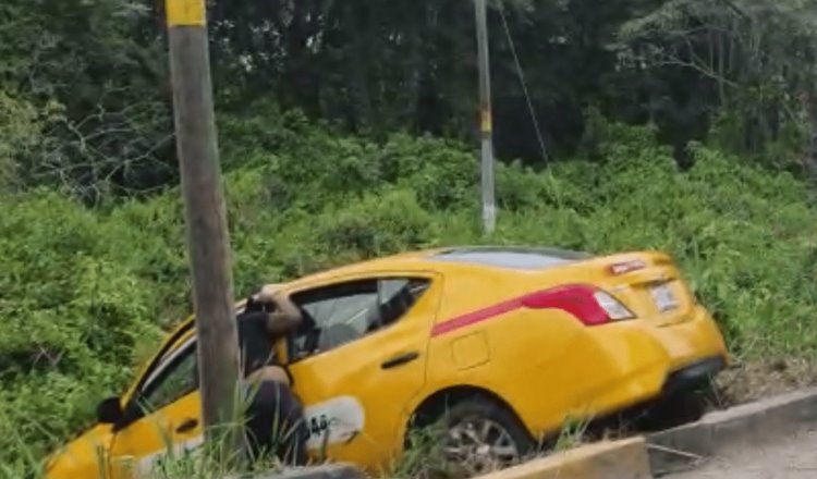 Taxista pierde el control en la Teapa-Villahermosa y se sale de la carretera