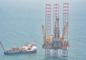 Con chorros de agua petroleros se defendieron de "piratas" en Plataforma del litoral de Tabasco