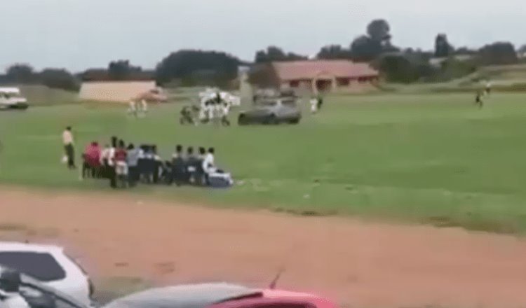 Aficionado en Sudáfrica intenta atropellar a árbitro de futbol en pleno partido