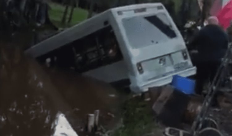 [VIDEO] Captan momento en que autobús cae a canal en Xochimilco